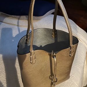 ❌❌SOLD❌❌🥰Reversible🥰 LEATHER GOLD/SILVER Bag. SILVER with LARGE outside pocket‼️